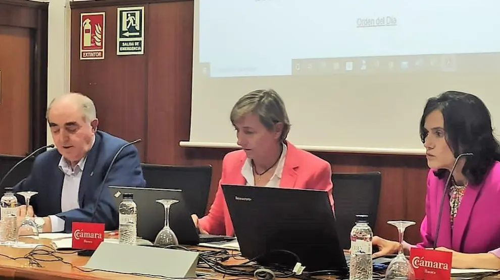 Manuel Rodríguez, presidente de la Cámara; Eva Fortea, directora general de Comercio y Celia Elfau, secretaria general Cámara Huesca