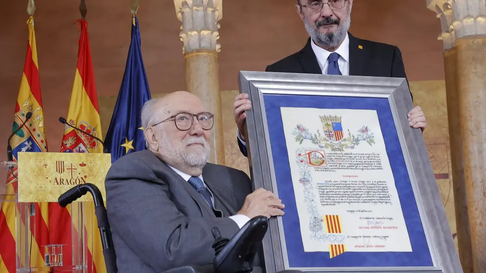 El fundador de 'Andalán' Eloy Fernández Clemente recibe el premio Aragón de manos del presidente Lambán.