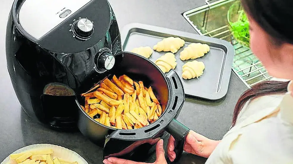 Haciendo patatas fritas en una freidora de aire.