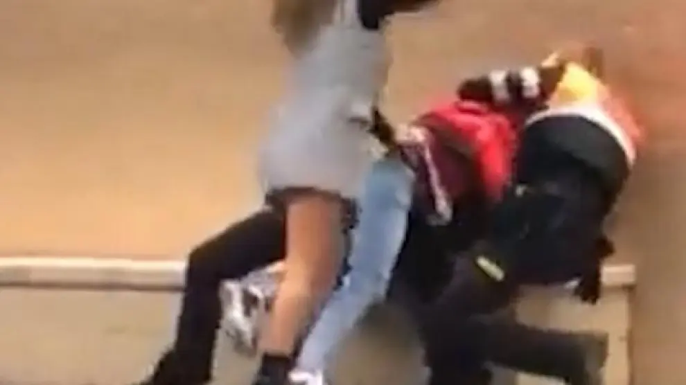 Captura de un vídeo en el que se ve el ataque de la mujer.
