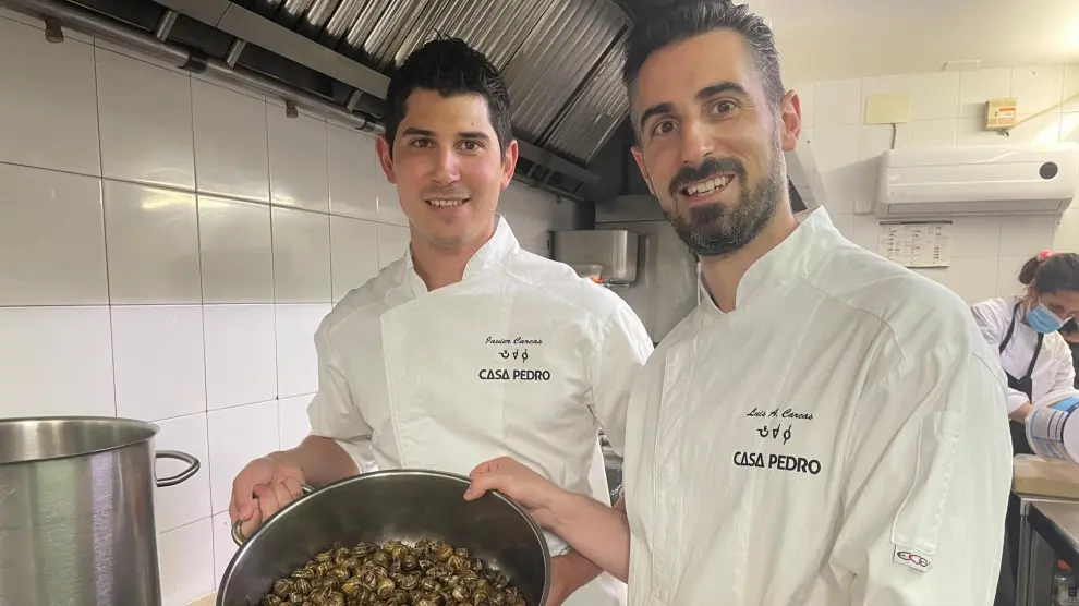 Los hermanos Luis y Javier Carcas, con los caracoles del menú degustación.