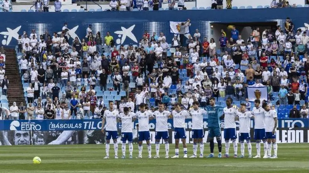 Formación inicial del Real Zaragoza en el último partido ante el Alcorcón, en el minuto de silencio por Violeta.