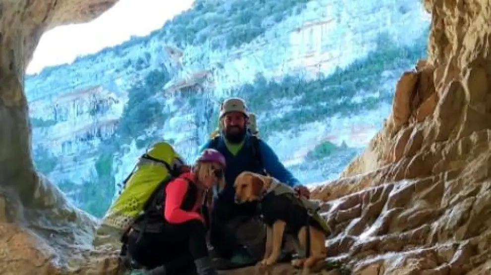 Carlos González y Anita Martínez en la montaña junto a su perro.