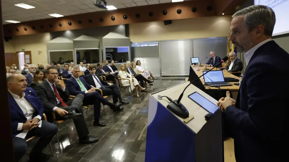 El vicesecretario económico del PP, Juan Bravo, ha explicado este jueves el plan de choque del partido a los empresarios aragoneses.