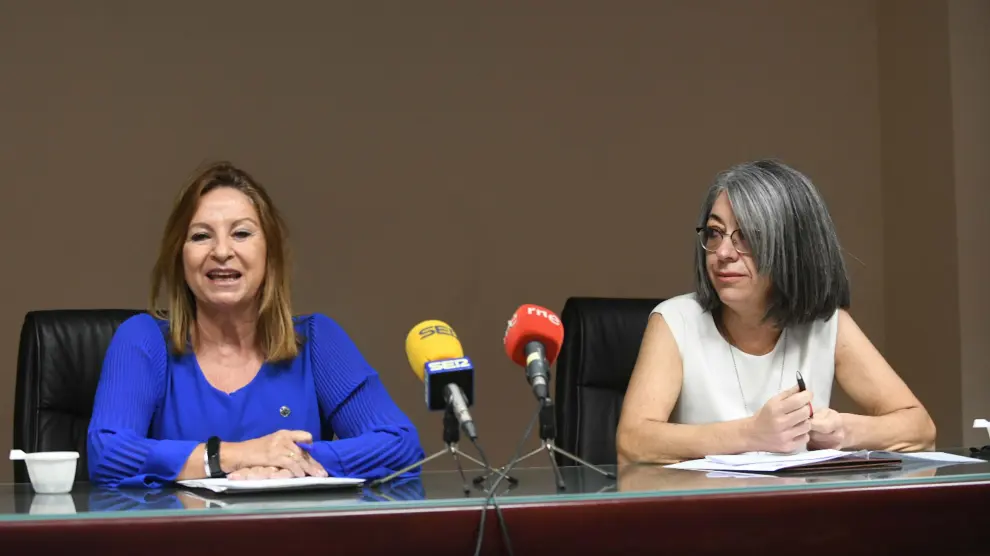 Teresa Tolosana y Concha Gómez, en la sede del Colegio Oficial de Enfermería de Zaragoza.