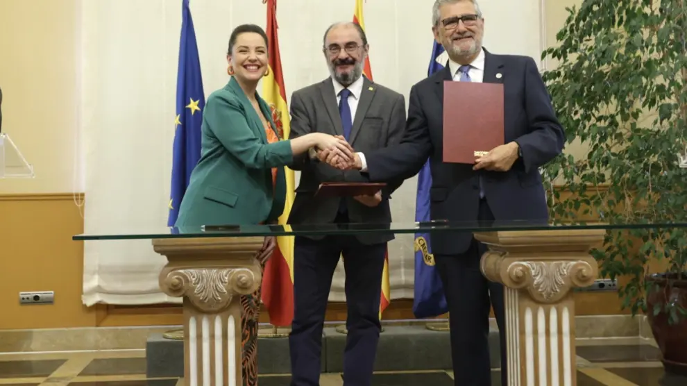 La consejera Maru Díaz, el presidente de Aragón, Javier Lambán, y el rector de la Universidad de Zaragoza, José Antonio Mayoral, tras firmar el nuevo contrato-programa 2022-2026.