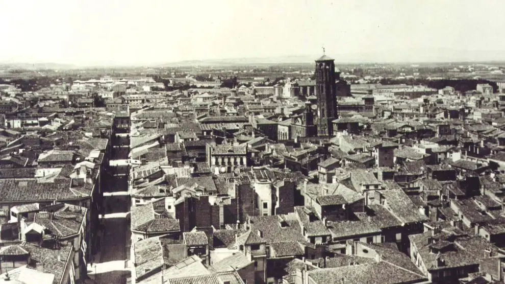 Una vista de la calle Alfonso cuando aún estaba en pie la Torre Nueva.