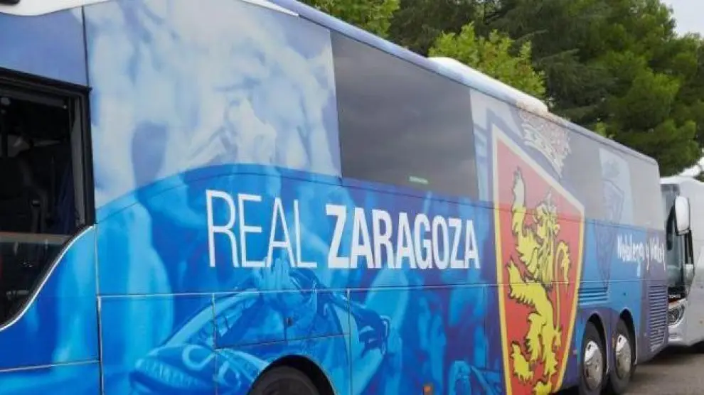 El autobús del Real Zaragoza, con el que el equipo emprendió a las 13.30 de este domingo el penúltimo viaje de la temporada, a Oviedo.