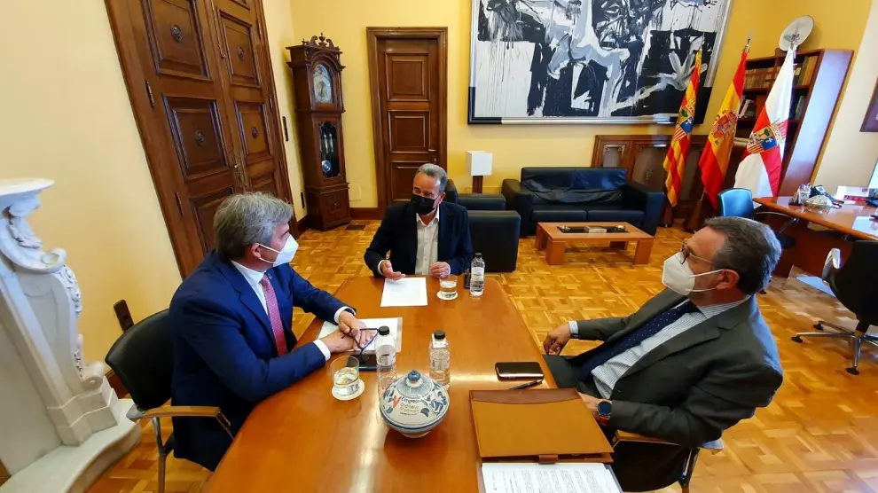 Juan Antonio Sánchez-Quero, en su despacho, con el Antonio Saura de fondo.