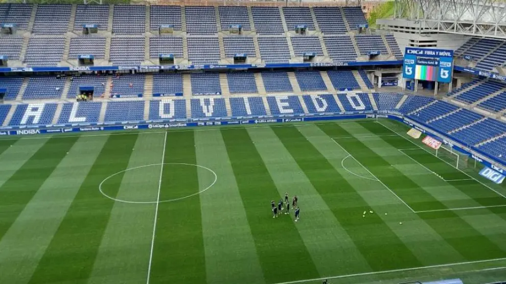 El magno estadio Carlos Tartiere de Oviedo, con los jugadores del Real Zaragoza recién llegados para jugar esta noche de lunes el partido de la jornada 40ª.