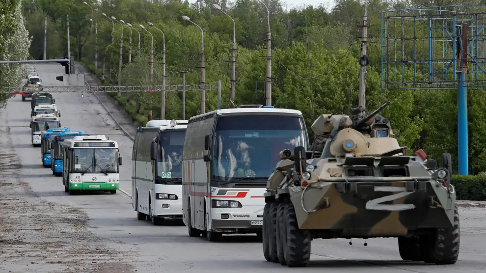 Varios autobuses trasladan a los soldados ucranianos que se han rendido en la acería de Azovstal.