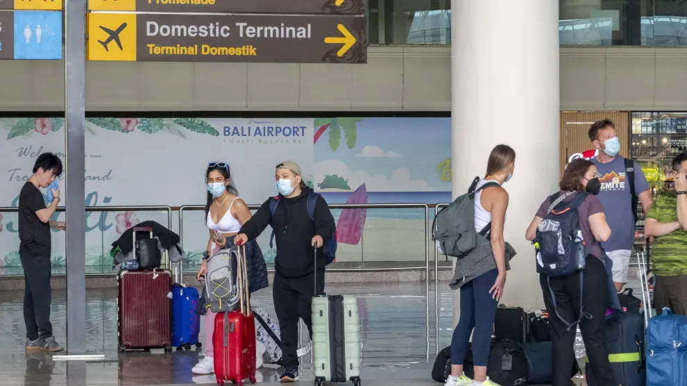 El aeropuerto de Bali, ayer, con los primeros viajeros a los que ya no se les exige pcr.