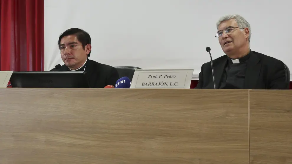 El padre Luís Ramírez (i), coordinador del curso, y el padre Pedro Barrajón (d) explican las novedades del curso sobre exorcismo