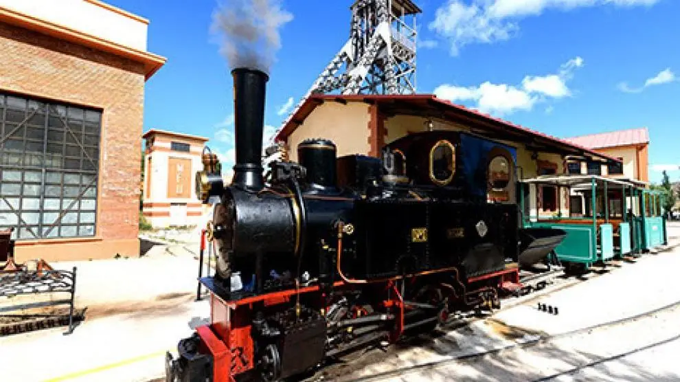 La locomotora a vapor Hulla recorre el Parque Minero de Utrillas.