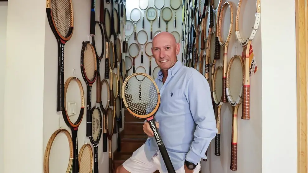 El tenista, docente y coleccionista Juan Antonio Burges, con parte de sus tesoros raqueteros.