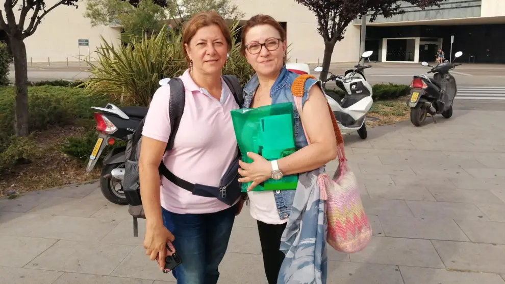 Adriana y Estela Montoya, hermanas que viajaban en el Ouigo que tuvo que parar por el corte de una catenaria.
