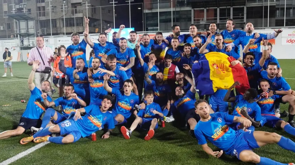 El equipo de fútbol del Principado de Andorra celebra su ascenso a la Segunda División española.