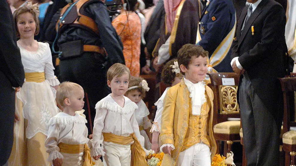 [[[HA ARCHIVO]]] Id: 2004-76853  Fecha: 22/05/2004 Propietario: Reuters Autor: REUTERS descri: SP/DL Spanish Crown Prince Felipe (3rd R) and his wife Letizia Ortiz (3rd L), Princess of Asturias, pose for photographers along their parents King Juan Carlos (2nd L), Queen Sofia (2nd R), Jesus Ortiz (R) and Paloma Rocasolano at Madrids Royal Palace, May 22, 2004. Felipe married former television presenter Ortiz on Saturday in a glittering ceremony symbolising a new dawn for Spain two months after the deadly Madrid train bombings.  REUTERS/Odd Andersen/Pool