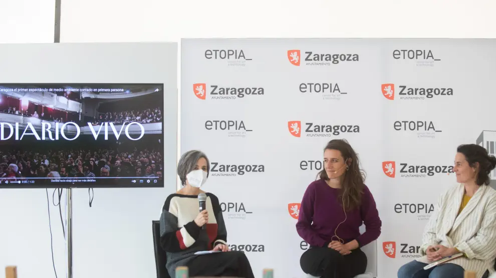 Vanessa Rousselot, redactora jefa del Diario Vivo en Zaragoza sobre medio ambiente, (en el centro) y Sara Acosta, directora de 'Ballena Blanca' (a la derecha), conversaron con Pilar Perla en Etopia
