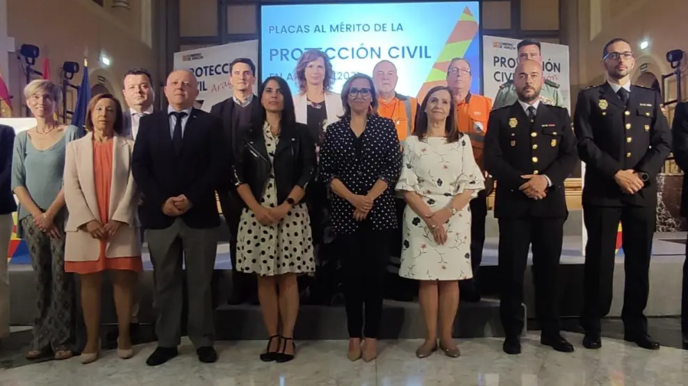 La consejera de Presidencia, Mayte Pérez, junto a las autoridades y los premiados de Protección Civil.