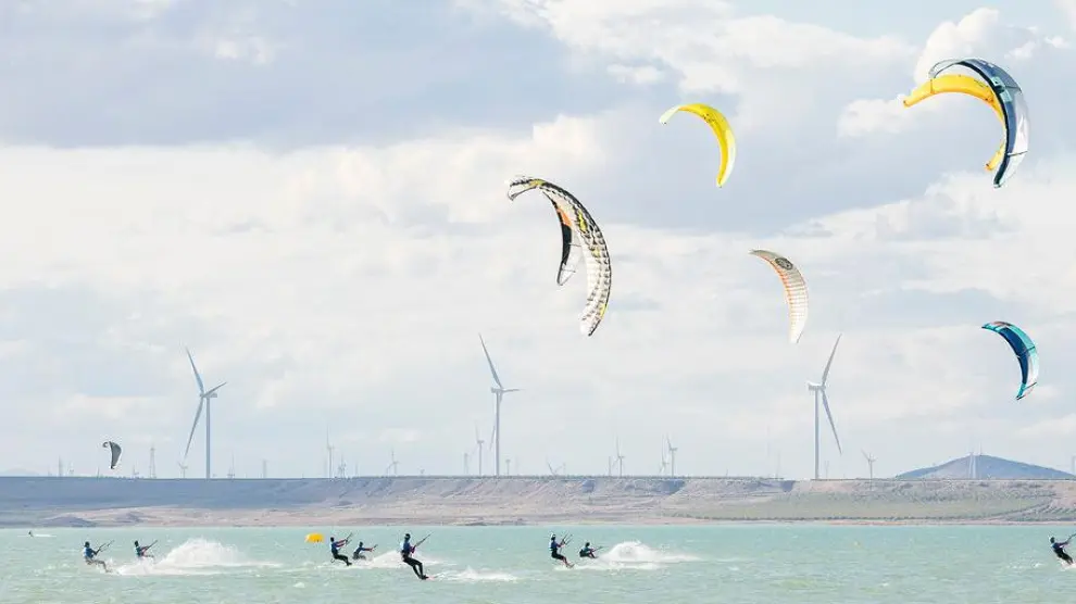 Las playas de Luceni en el embalse de La Loteta se consolidan como referente nacional de kitesurf