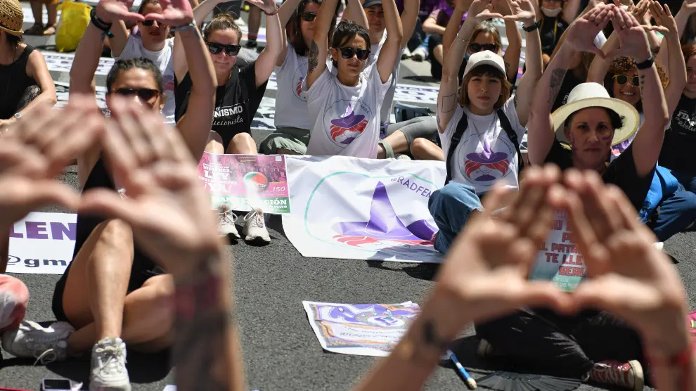 Varias mujeres realizan el símbolo feminista con las manos durante la manifestación para reclamar la abolición de la prostitución, este sábado en Madrid.
