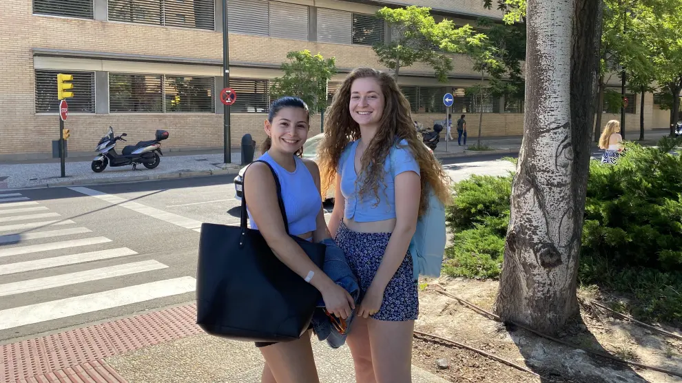 Adriana Romanos y Marta González, estudiantes de segundo curso de Fisioterapia, a las puertas de la Facultad