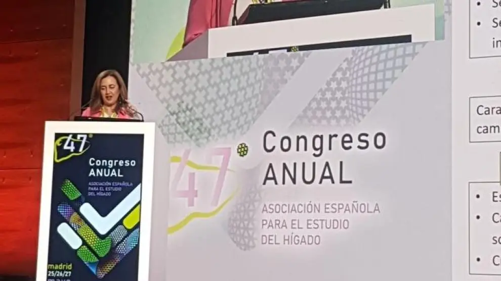 La doctora Magdalena Salcedo, en el 47º Congreso de la Asociación Española para el Estudio del Hígado (AEEH), presentando los resultados del estudio.