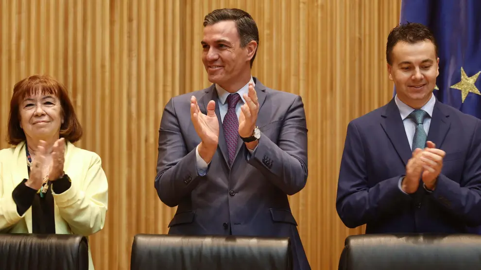 La presidenta del PSOE, Cristina Narbona; el presidente del Gobierno, Pedro Sánchez y el portavoz del PSOE en el Congreso, Héctor Gómez