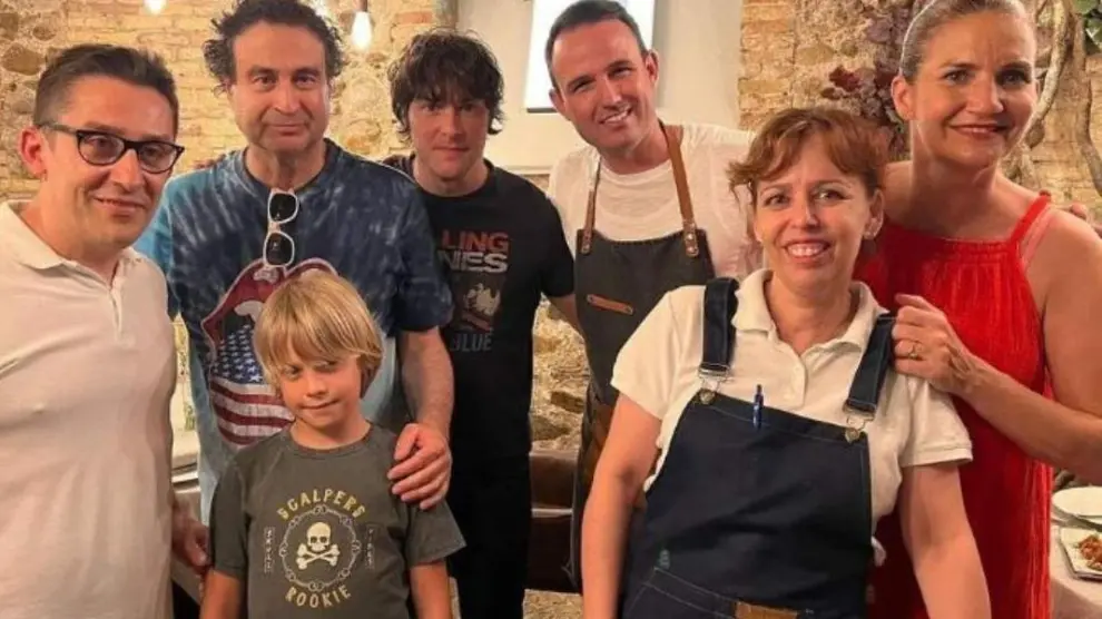 Pepe, Jordi y Samantha junto a miembros del equipo del restaurante El Real.