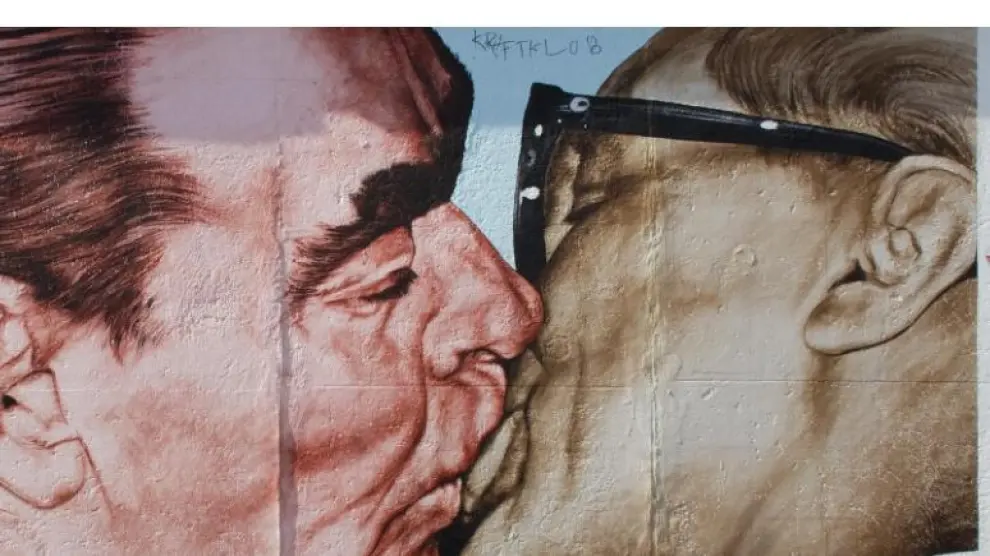 Pintura en el muro de Berlín y la fotografía que la inspiró.