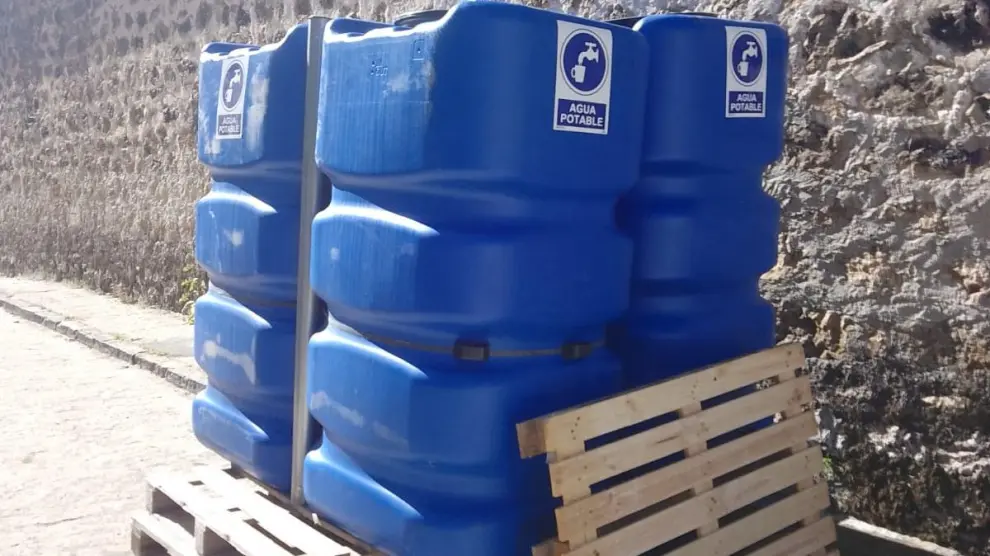 Depósitos de agua instalados por la DPT en Guadalaviar para que los vecinos puedan abastecerse.
