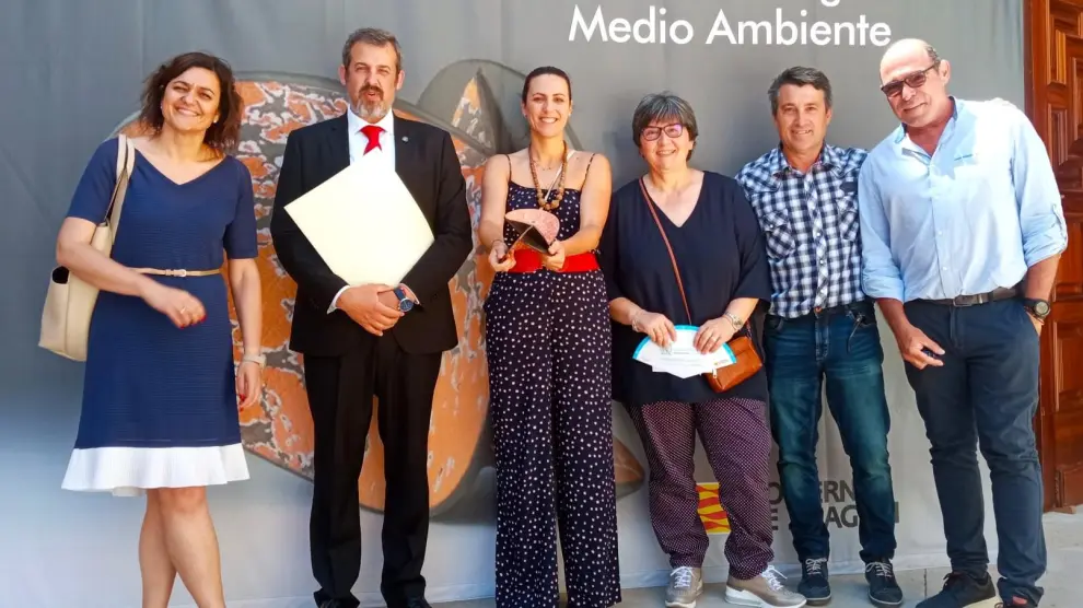 El concejal de Medio Ambiente, Roberto Cacho, ha recogido esta mañana el premio acompañado por varios trabajadores del área de Medio Ambiente del Ayuntamiento de Huesca.