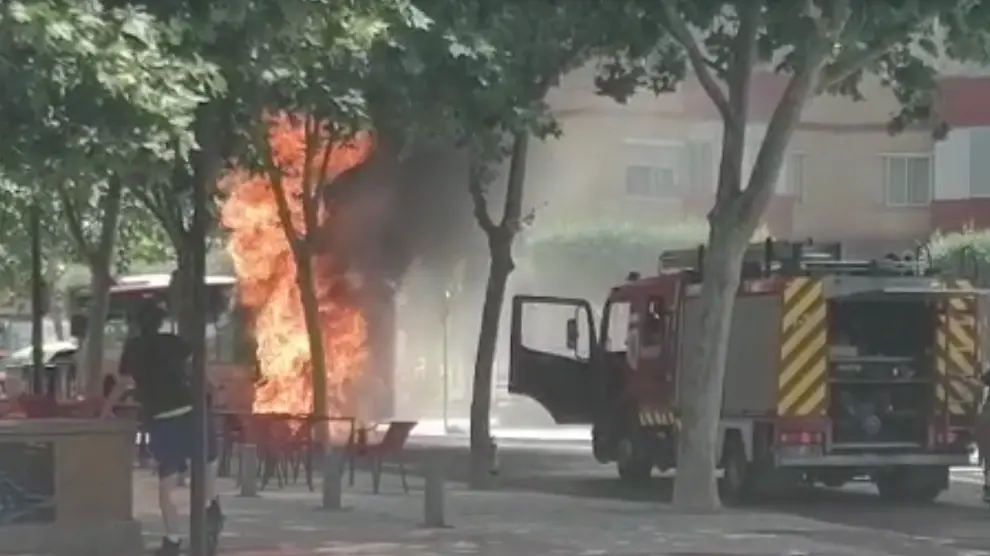 Incendio de un autobús en La Jota.