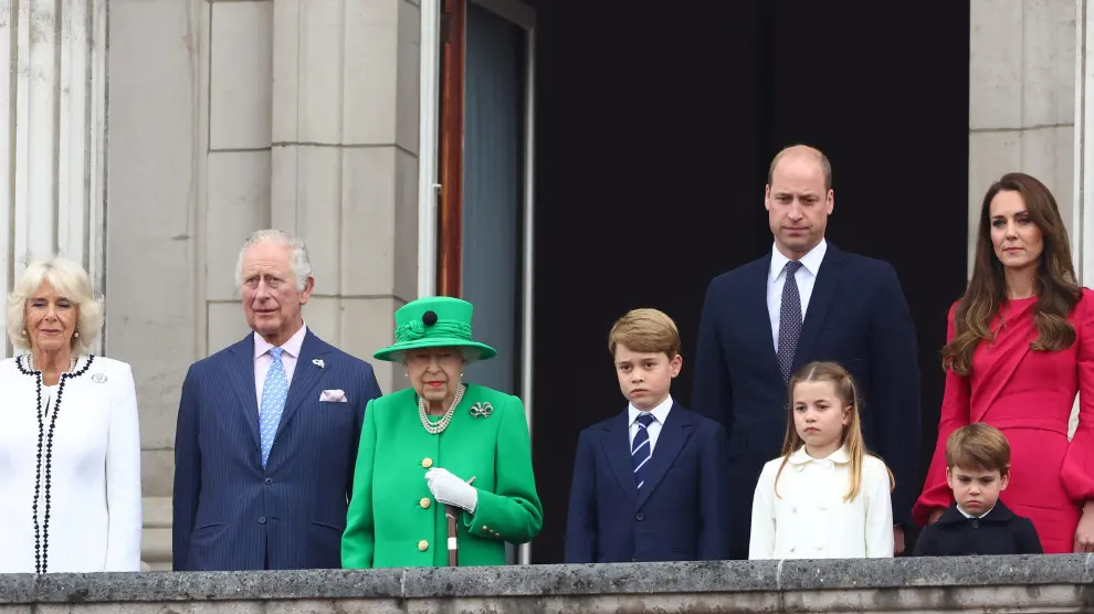 Isabel II, en el balcón del palacio junto a su hijo, su nuera, sus nietos y bisnietos.