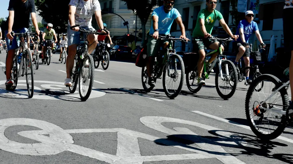 Participantes en una de las cinco marchas en bici convocadas por PedaLibre.org por el distrito centro de Madrid, este domingo.