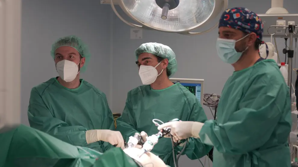 Algunos miembros del equipo de Urología de Quirónsalud Zaragoza realizando una intervención.