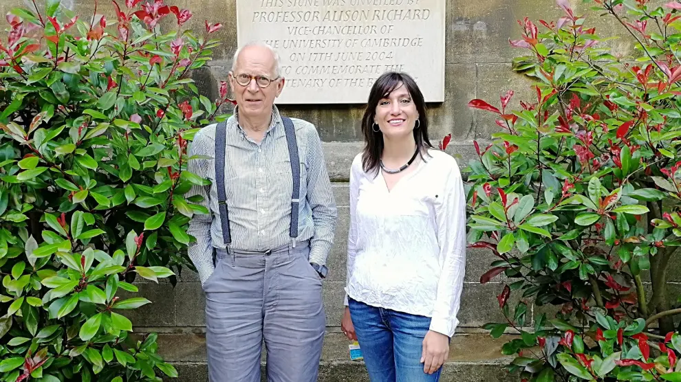 El profesor Sir David Baulcombe y la bioquímica aragonesa Sara López, en la Universidad de Cambridge.