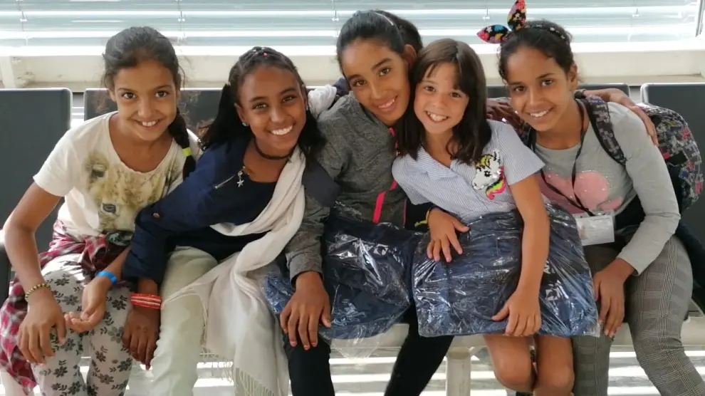 Nagore Tabuenca, segunda por la derecha, junto a niñas saharauis en el verano de 2019.