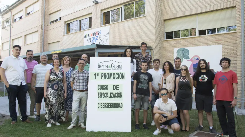 Foto de familia de la primera promoción del curso de especialización en ciberseguridad del IES Sierra de Guara de Huesca.