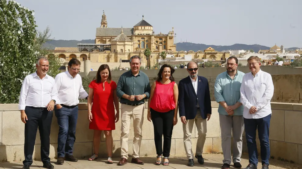 Foto de familia de los barones socialistas este domingo en Córdoba.