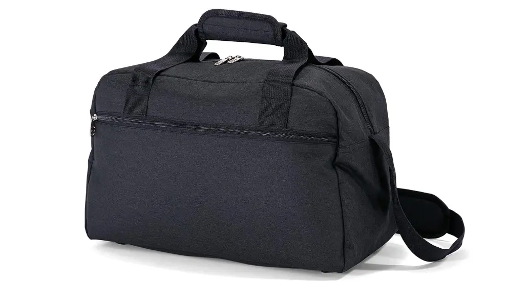 Fabricada con poliéster, un material muy resistente, que permite utilizar la bolsa de viaje durante mucho tiempo.