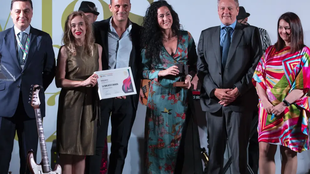 La Torre Outlet Zaragoza ha recibido su premio, a manos del director, Claudio Poltera, y una parte representativa del equipo de ROS Spain Management como empresa gestora del centro comercial.