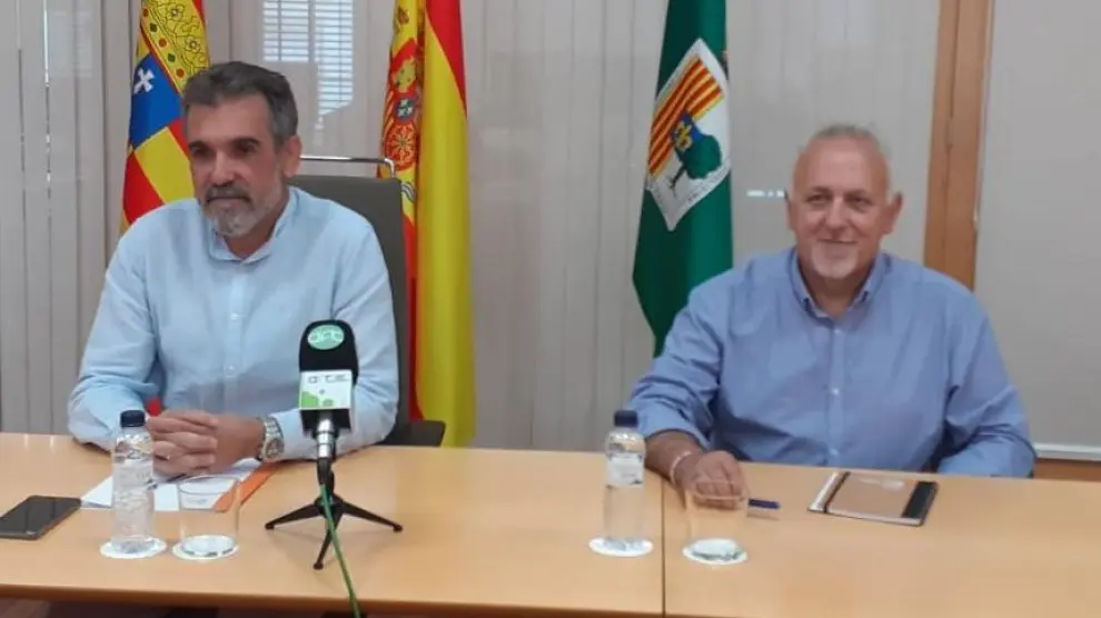 El alcalde de Fraga, Santiago Bustos, junto a Javier Catalán, concejal de Industria y Desarrollo Económico.