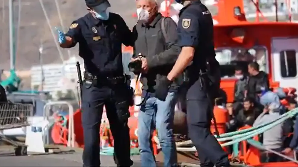 El fotoperiodista y los dos policías, en una captura del vídeo que Javier Bauluz ha colgado en Twitter.