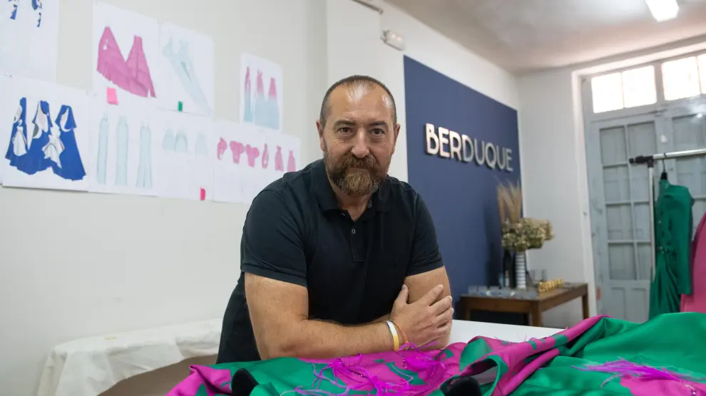 El modisto zaragozana Antonio Gallego, en el taller de su firma Berduque, que el sábado se presenta en la Aragón Fashion Week.