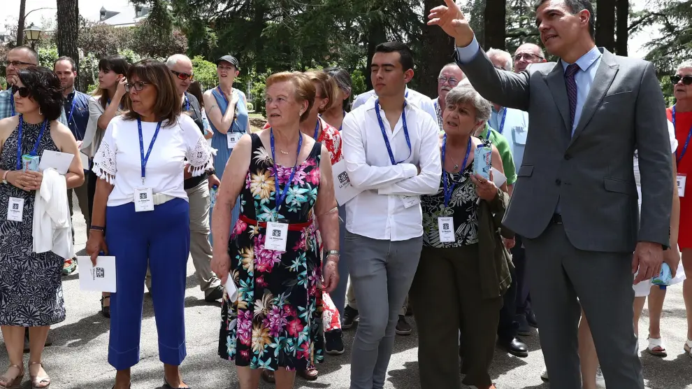 El presidente del Gobierno Pedro Sánchez, acompaña a los participantes del programa Moncloa Abierta en su recorrido por el Complejo de La Moncloa