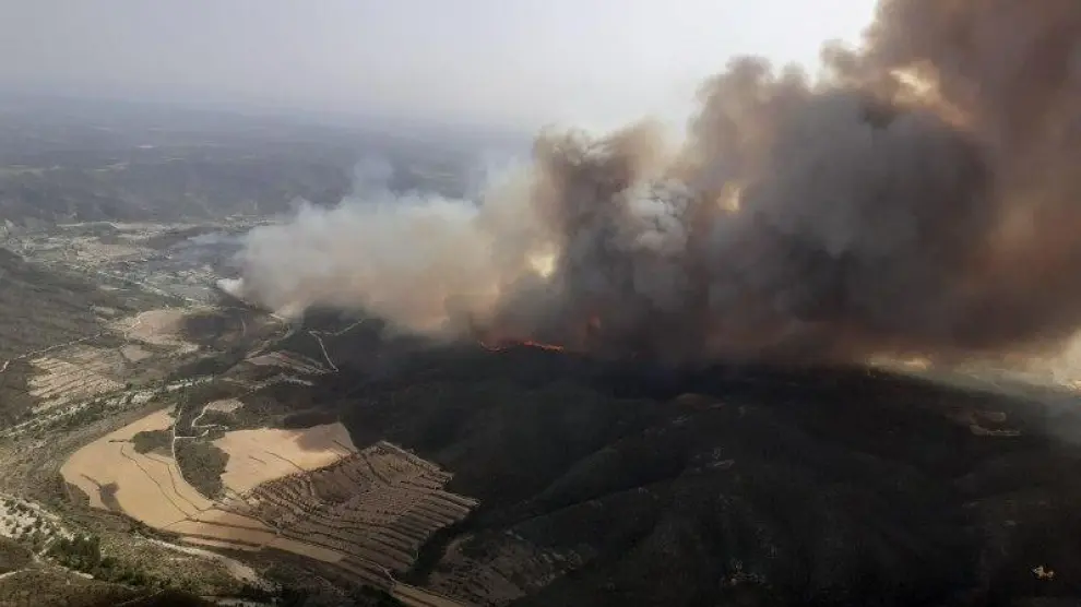 Vista del incendio forestal de Nonaspe.