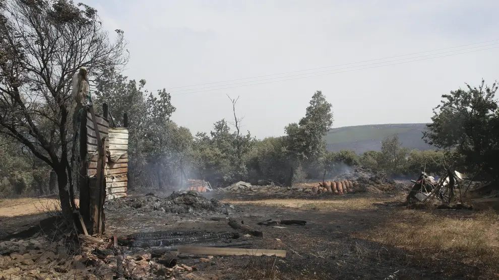 El incendio forestal declarado el miércoles por la noche por los rayos de una tormenta seca en la reserva de la Sierra de la Culebra