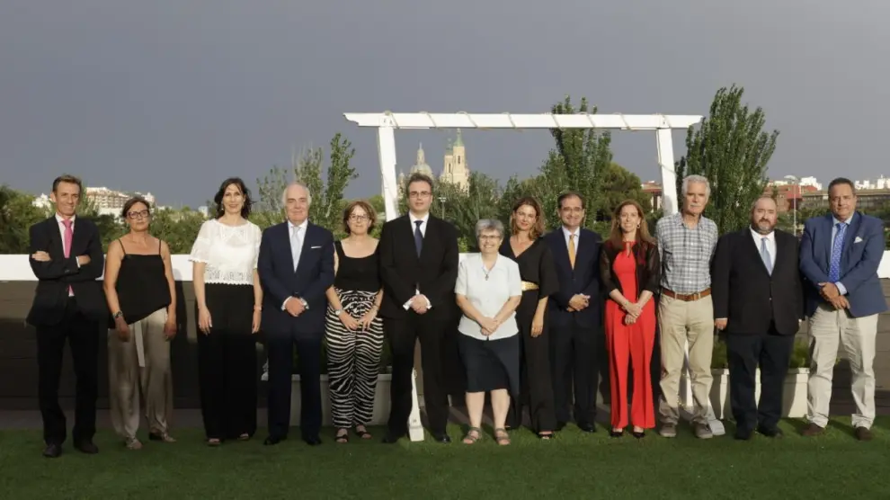 Los responsables de Ibercaja junto a los representantes de los nueve proyectos que recibieron la donación.